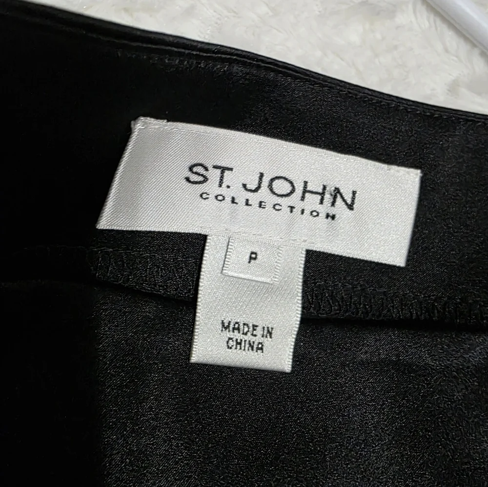 St. John Black Short Sleeve Tee - Picture 2 of 7
